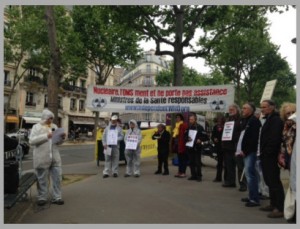 Reading of testimonies from victims of radioactivity outside the Ministry of Health on 5th May 2017