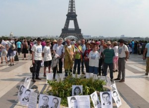 Les membres du collectif sur le Parvis des Droits de l'Homme les 23 et 24 avril 2011