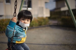 Un enfant japonais jouant dans la zone de confinement de Fukushima.