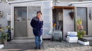 Madame Kowata devant son logement provisoire à Aizu Wakamatsu (Photo Thierry Ribault)