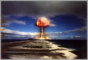 Explosion d’une bombe atomique aérienne de 914 kilotonnes, le 3 juillet 1970 à 18h30, au dessus de l’atoll de Moruroa (essai Licorne). La photo a été restaurée / CC Pierre J (via flickr).